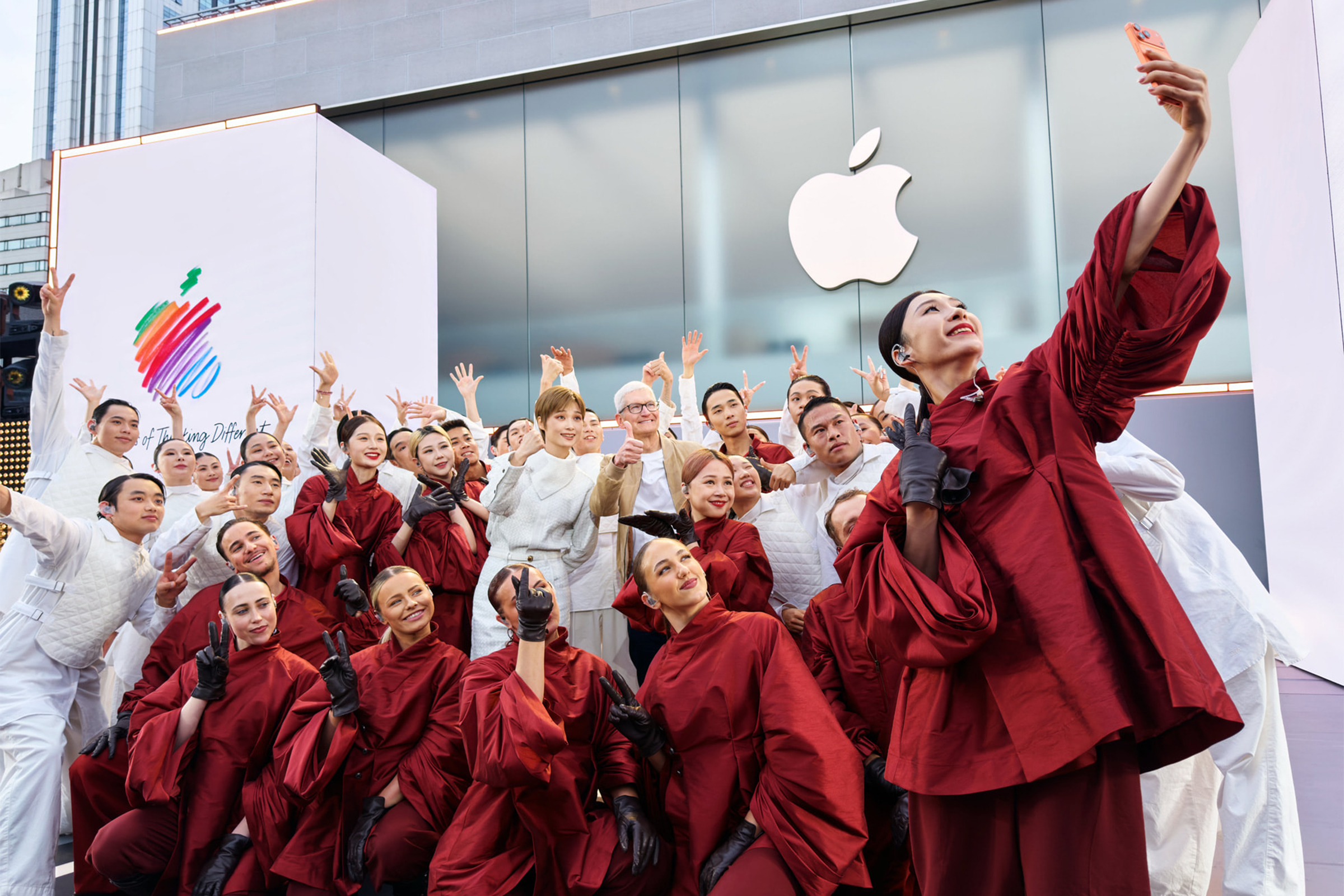 Apple turns the Sydney Opera House into an iPad canvas with stunning results